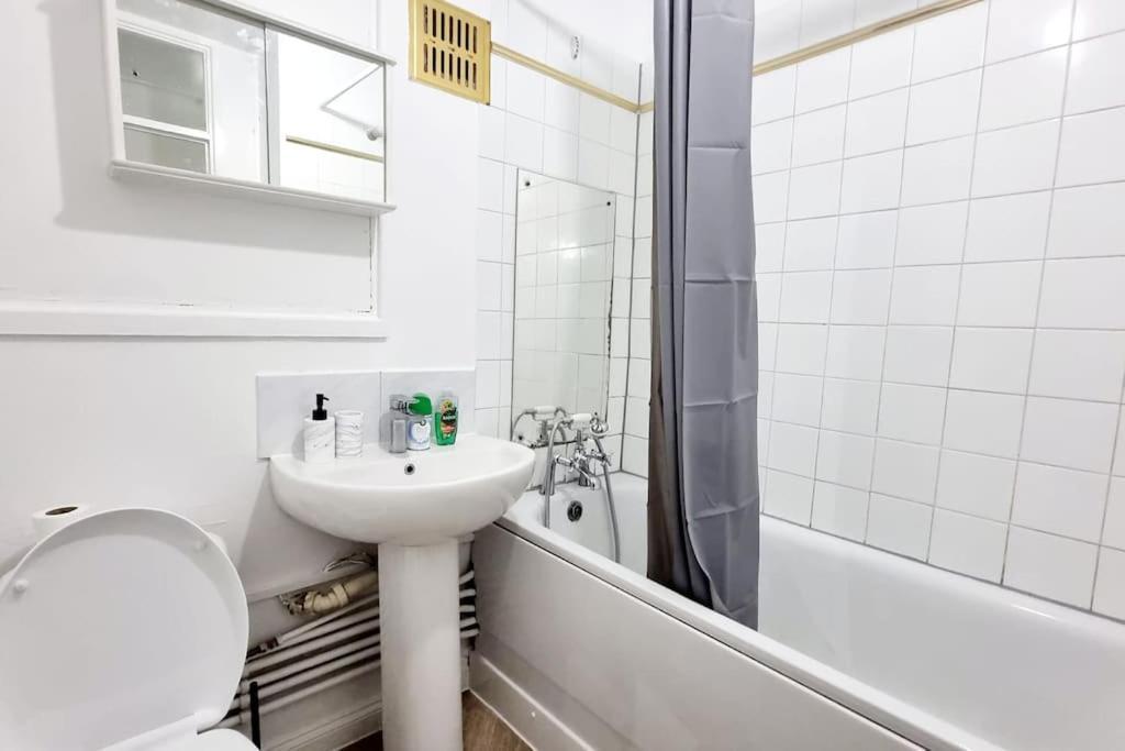 Appartamento 1 Bed Flat With Free Parking In E13 Londra Esterno foto