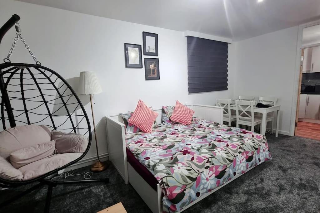 Appartamento 1 Bed Flat With Free Parking In E13 Londra Esterno foto