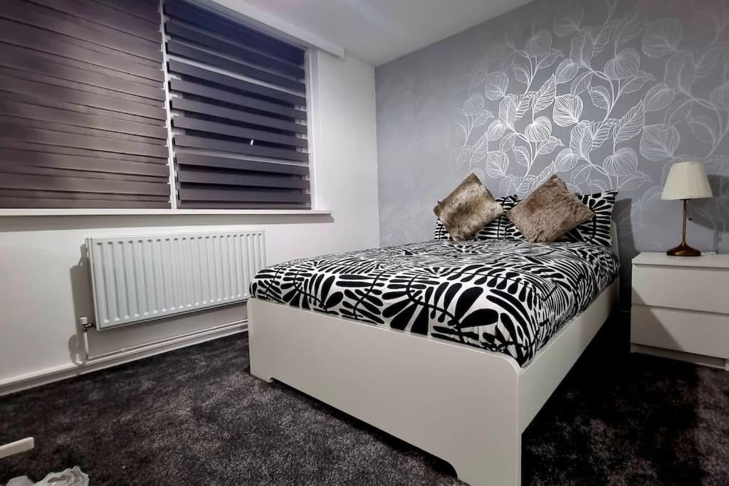 Appartamento 1 Bed Flat With Free Parking In E13 Londra Esterno foto