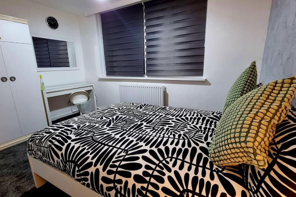 Appartamento 1 Bed Flat With Free Parking In E13 Londra Esterno foto